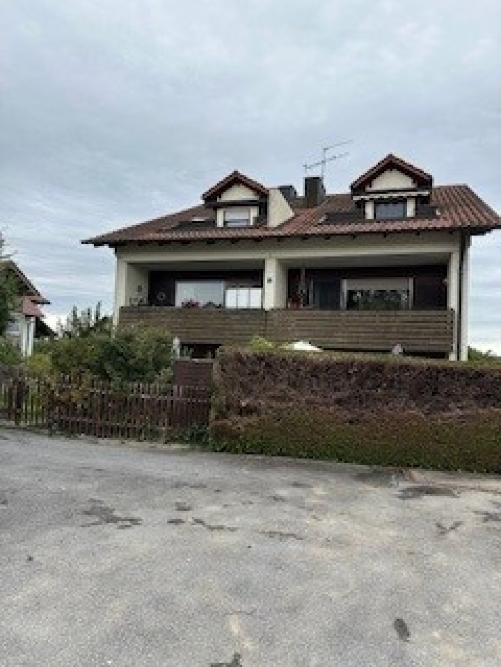 Passau - Ruhig Wohnen in der Stadt! Großzügige 2-Zimmer-Wohnung mit Balkon, Tageslichtbad und Einzelgarage in Siedlungslage von Passau-Neustift