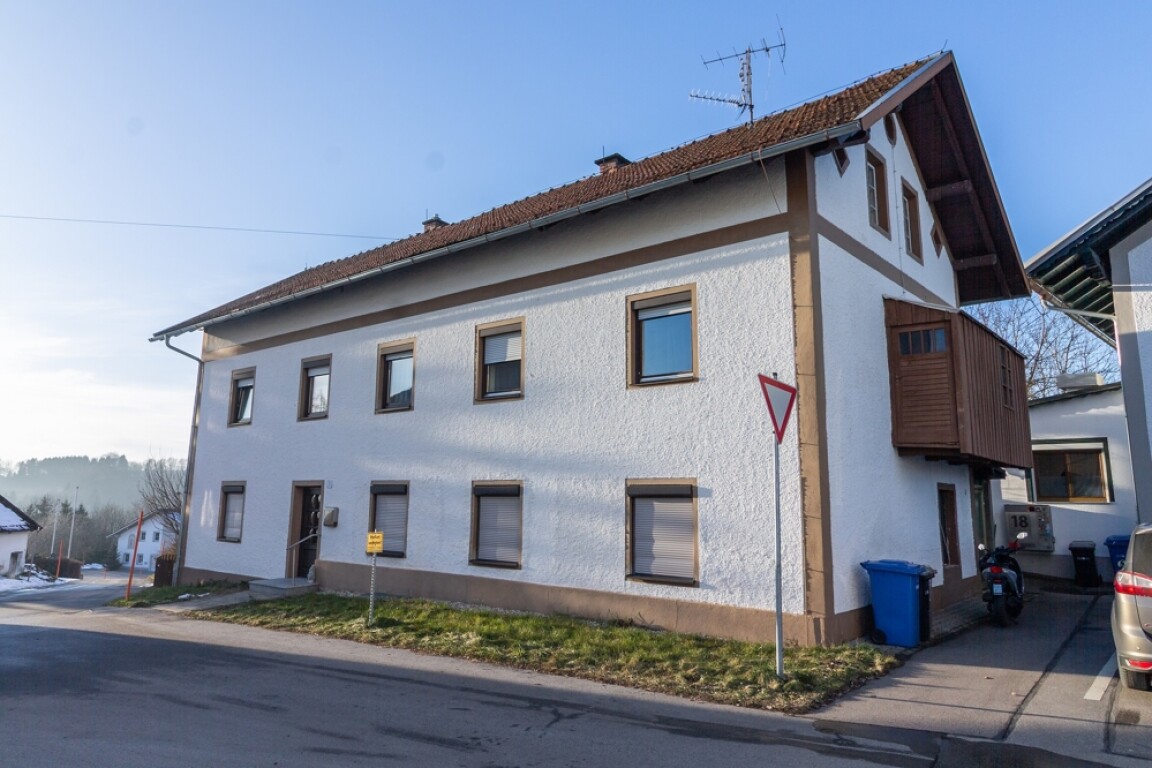 Büchlberg - Büchlberg / Denkhof: Wohnhaus aus dem 19. Jahrhundert mit 2 Wohnungen
