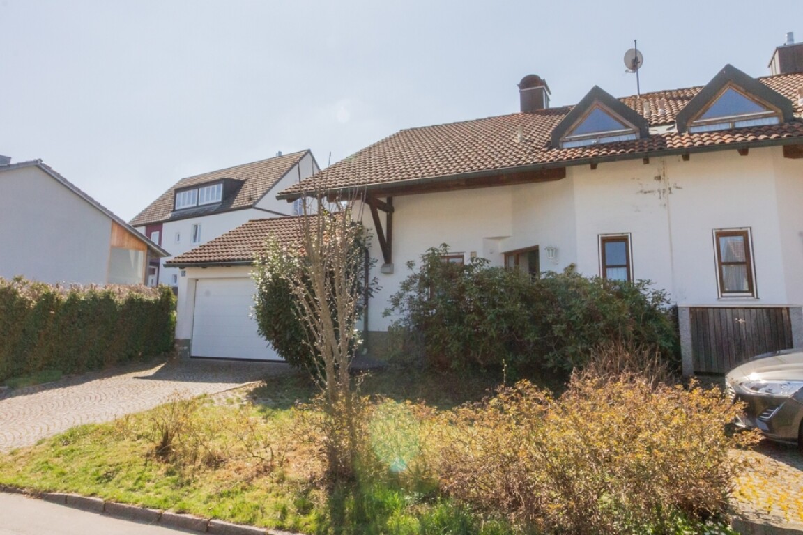 Passau - Passau-Neustift: Doppelhaushälfte, Baujahr: 1987 im Landhausstil mit wunderschönem Garten