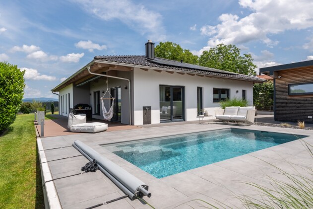 Bungalow - Jeden Tag Urlaub Großraum Hutthurm: Neuwertiger Bungalow, Top-Energiewert B, Randlage mit Fernblick