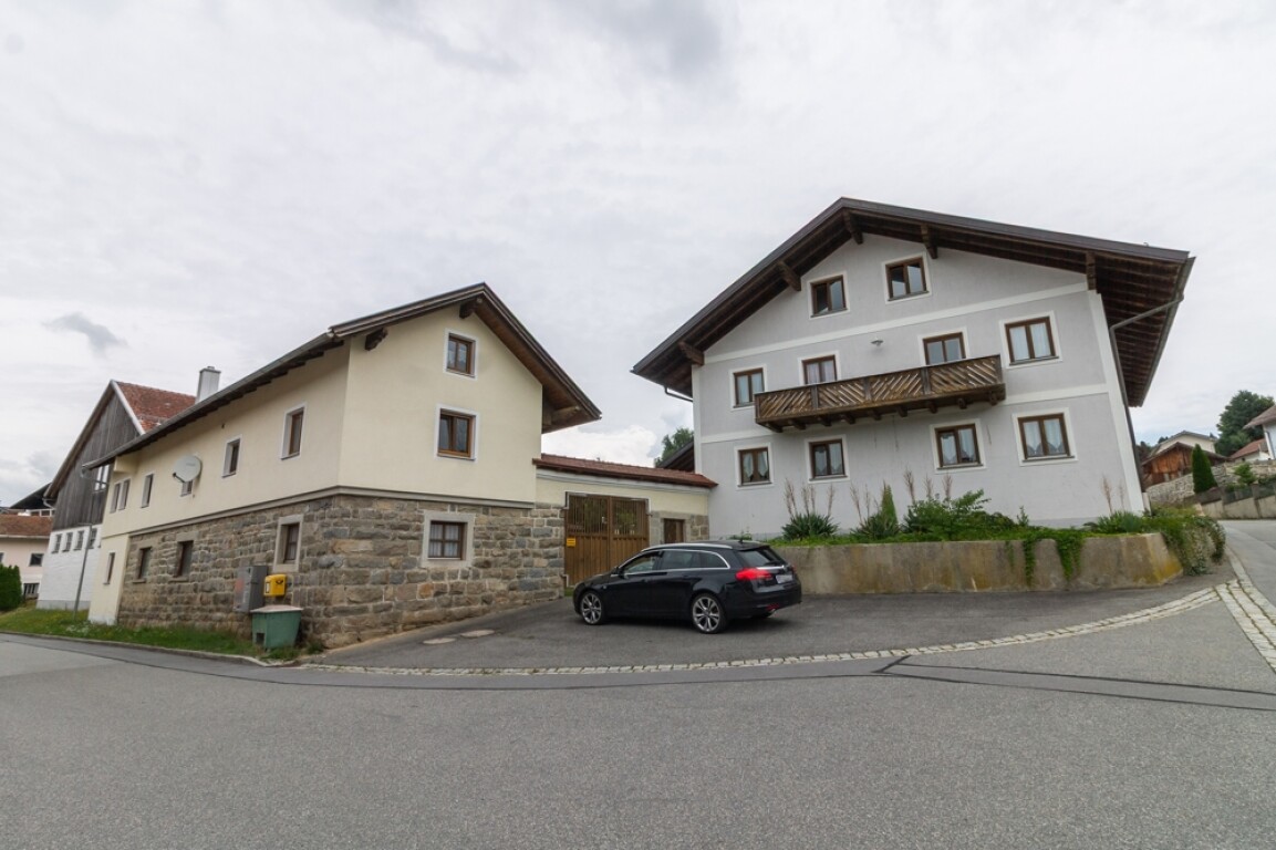 Hutthurm - Gemeinde Hutthurm 3-Seit-Hof: Wohnhaus – Nebengebäude mit Einliegerwohnung – Stall/Scheune zentral in Weilerlage