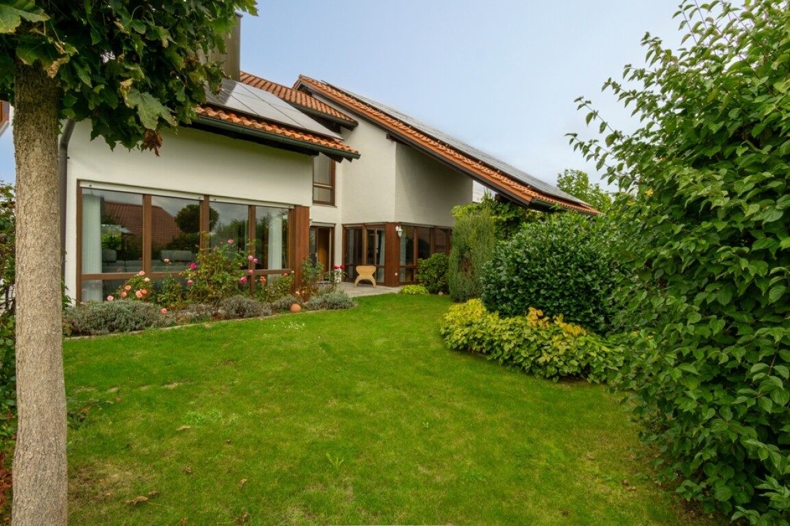 Tiefenbach - TOPP GEPFLEGTE VILLA MIT HOCHWERTIGER AUSSTATTUNG UND TOLLEM GARTEN IN RUHIGER HÖHENLAGE MIT BLICK
