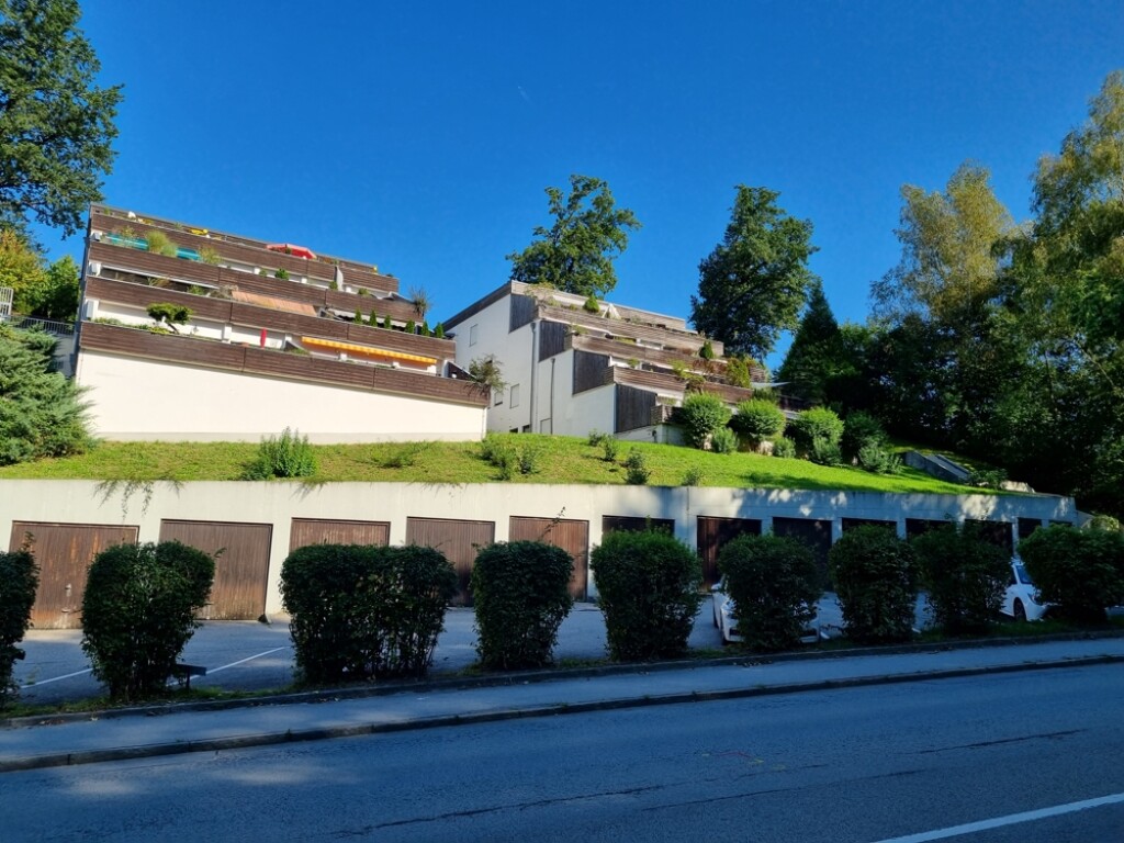 Passau - Interessante 2-Zimmer-Wohnung mit Tageslichtbad, moderne Wischböden, Einzelgarage und riesiger Westdachterrasse