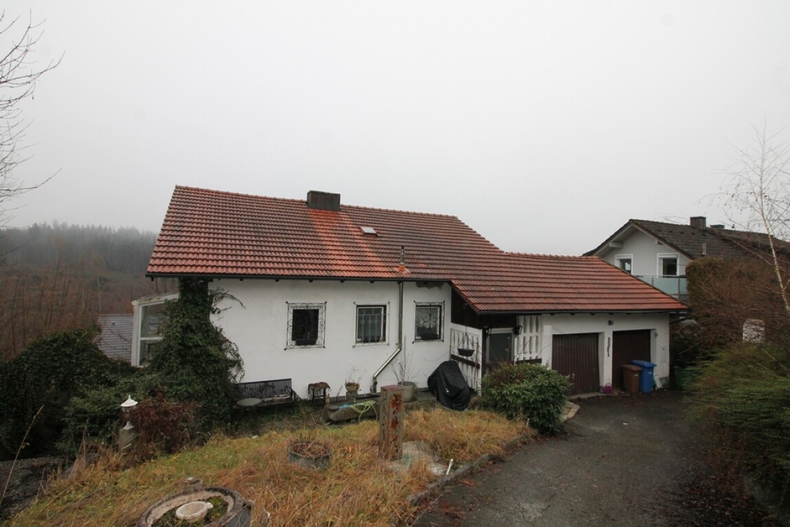 Tiefenbach - Tiefenbach: Einfamilienhaus, Baujahr 1962 – kein nutzbarer Garten - Renovierungsbedürftig