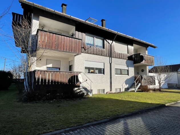 3-Zimmer-Wohnung - Praktische 3-Zimmer-Etagenwohnung mit zusätzlichen Kachelofen, Loggia und Festgarage in Salzweg