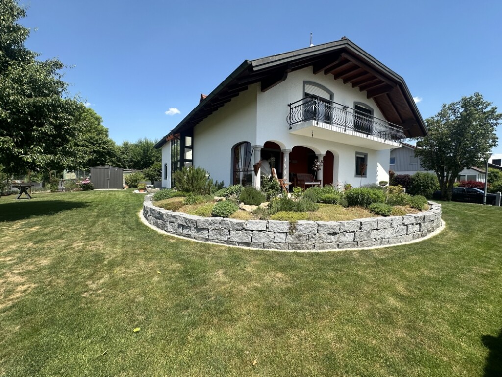 Großzügiges, gehobenes Einfamilienhaus mit schönem Garten und guter Anbindung zum Bäderdreieck/Nähe Pocking
