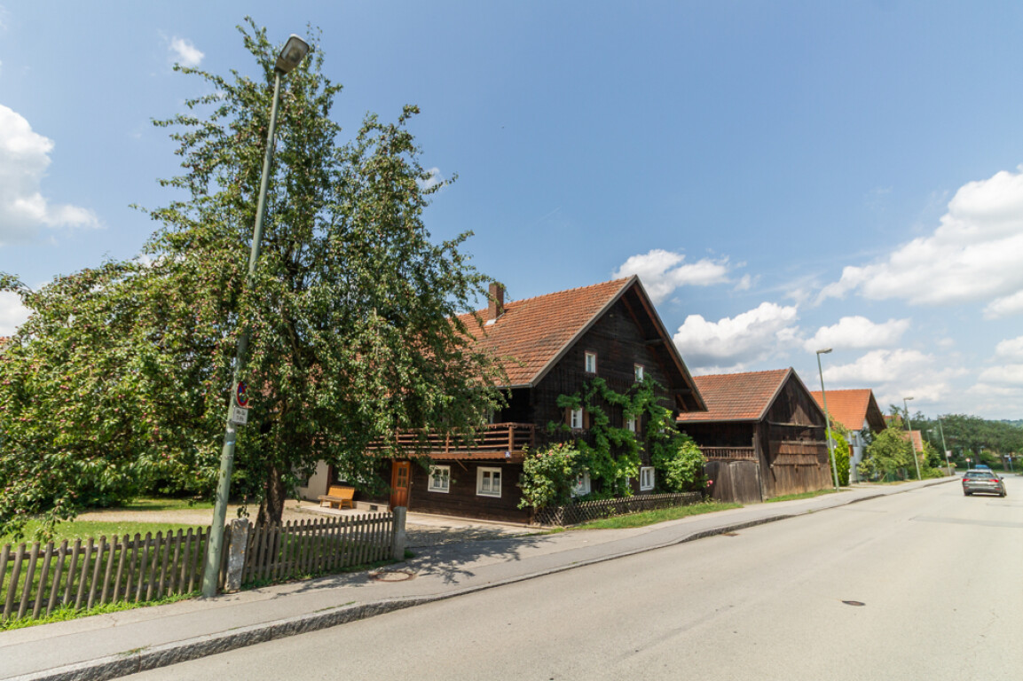Passau - Passau-Neustift: Historischer Bauernhof – Einzelbaudenkmal mit Getreidekasten, Scheune und Stall, sowie 11.100 m² Grund