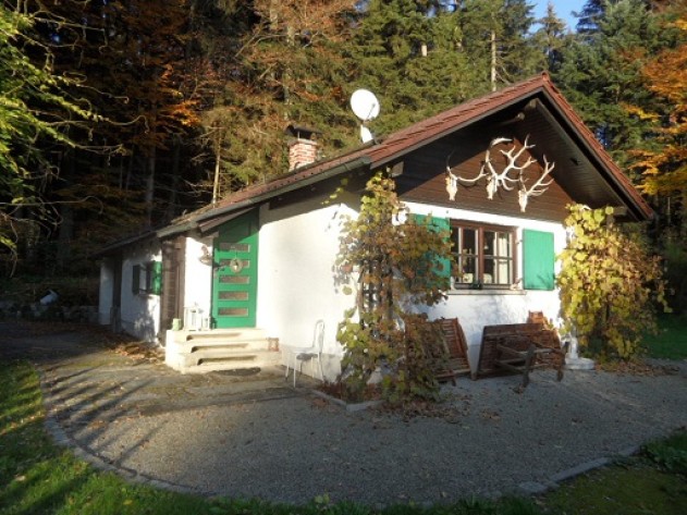 Jagdhütte/Wochenendhaus mit Nebengebäude - Jagdhütte/Wochenendhaus mit Nebengebäude in Alleinlage im Raum Büchlberg 