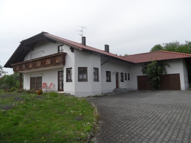 großzügiges Einfamilienhaus im Bungalow Stil - Großzügiges Einfamilienhaus im Bungalow-Stil und ausbaufähigem Dachgeschoss Nähe Ortenburg 