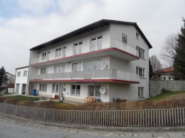 3-Parteienhaus - Großzügiges 3-Parteienhaus in Liebhaberlage mit Garagen und Photovoltaikanlage in Tiefenbach 