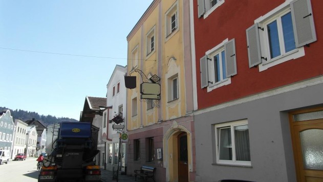 Wohn-/Geschäftshaus - OBERNZELL: Älteres Wohn-/Geschäftshaus mit Gastwirtschaft und Rückgebäude