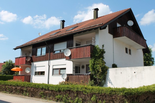 3-Zimmer-Wohnung - Solide 3-Zimmer-Wohnung mit Kachelofen, Loggia und eigenem Garten – für Anleger 2,96 % Rendite!