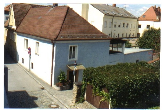 Wohnhaus - Passau-Innstadt: Älteres Wohnhaus mit 5 Garagen